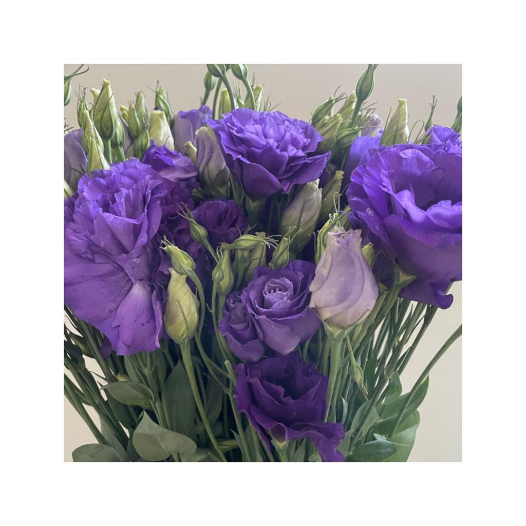 Ramo de Lisianthus Morado y Liliums – Original y Sofisticado